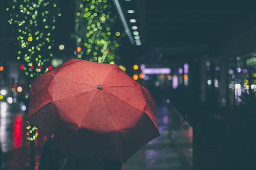 做梦到下雨淋雨什么意思,梦见淋雨什么意思 有什么预兆