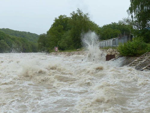 为什么总梦到大雨洪水海,梦见下暴雨涨洪水是什么兆头