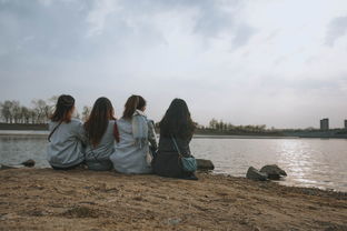 女人梦到河边是什么预兆,五十几岁的女人梦见河边有水