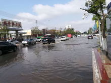 梦到下雨道路积水什么意思,梦见下雨路上都是水的预兆