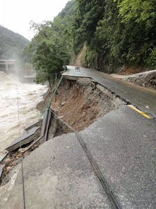 梦到下暴雨塌陷什么意思,梦见下雨水多使地塌了个坑的预兆