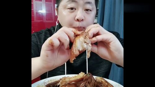 梦到亲友吃肉很香什么意思,梦见亲人吃肉的预兆